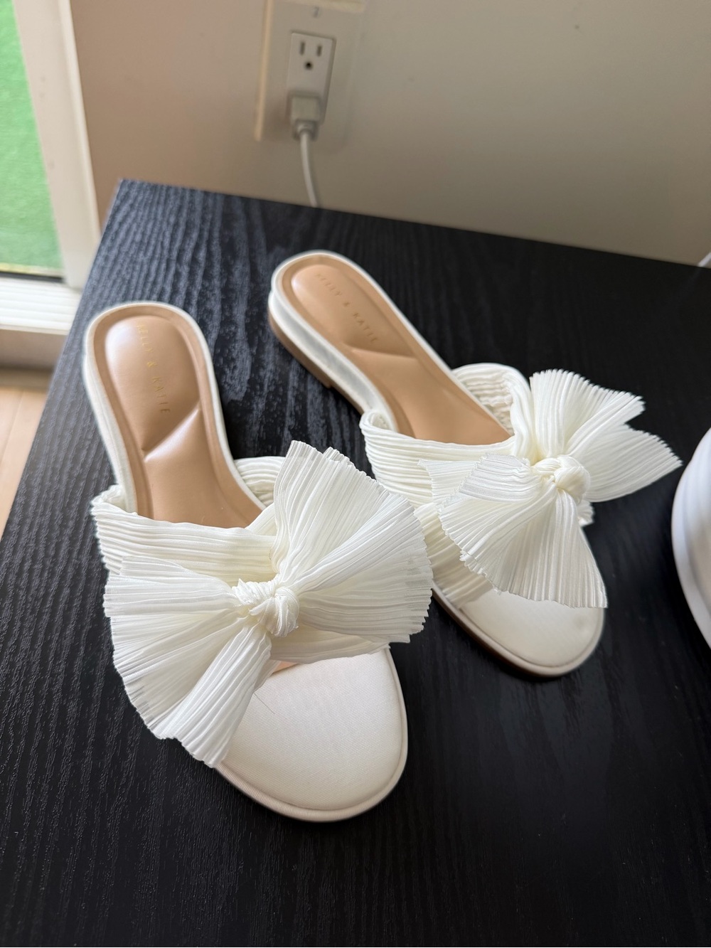 Kelly & Katie White Bow Slide Sandals